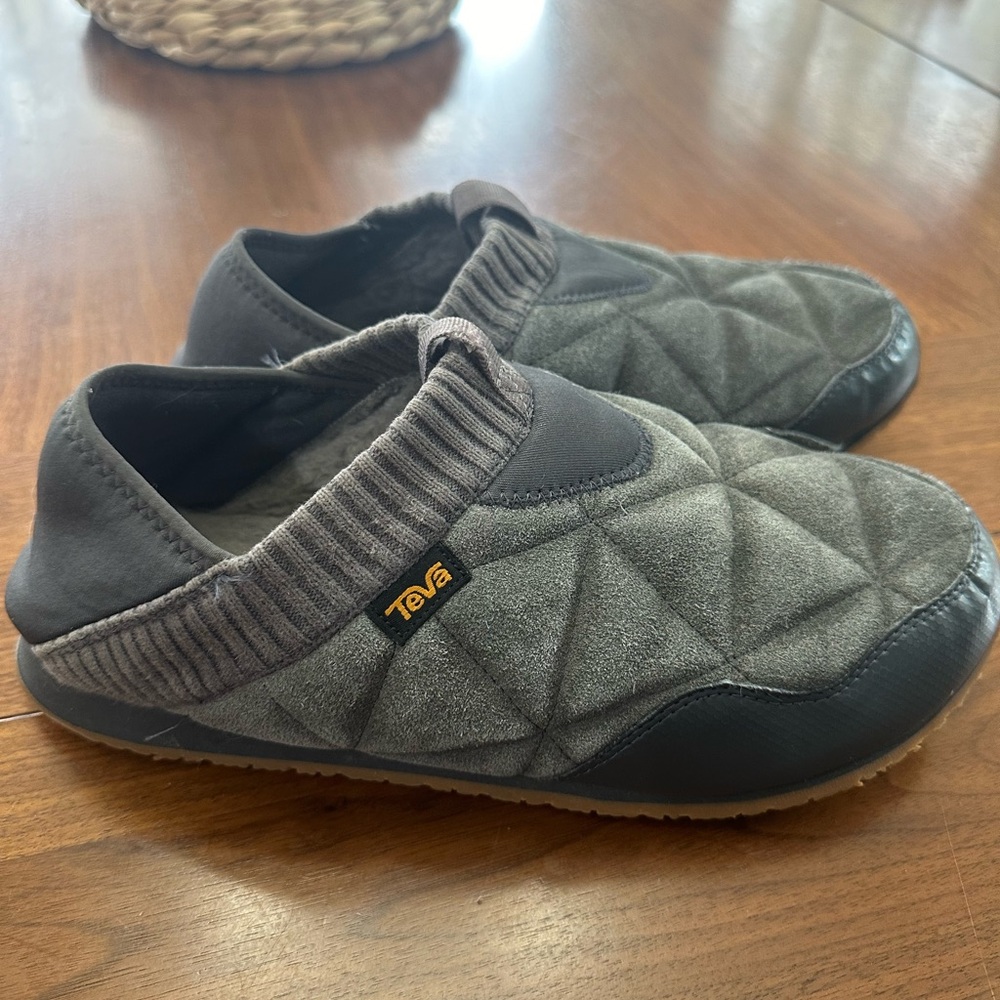 Teva men’s Quilted Gray Shoes